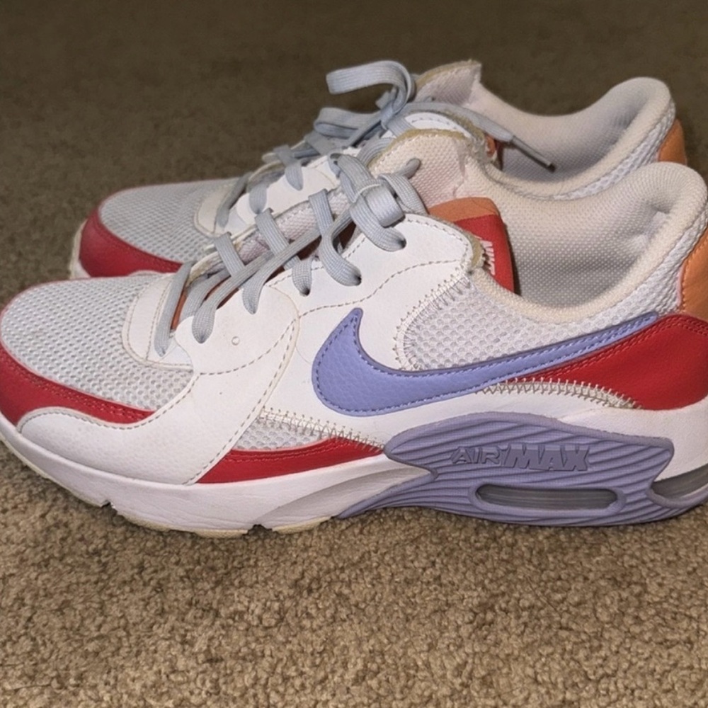 Nike White and Red Sneakers with Air Cushioning